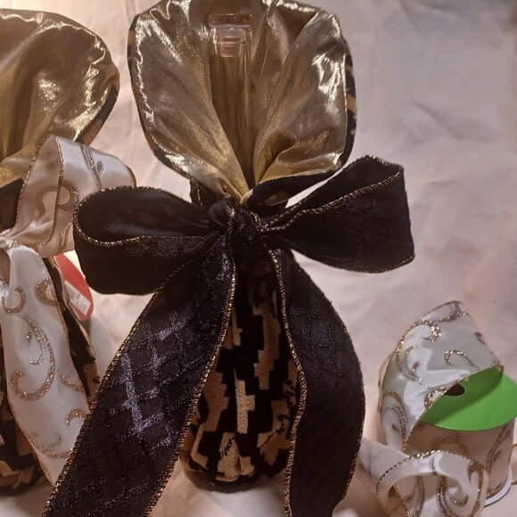 Sumptuous, Sophisticated, Elegant Bottle Bag - Picture 2 of 4